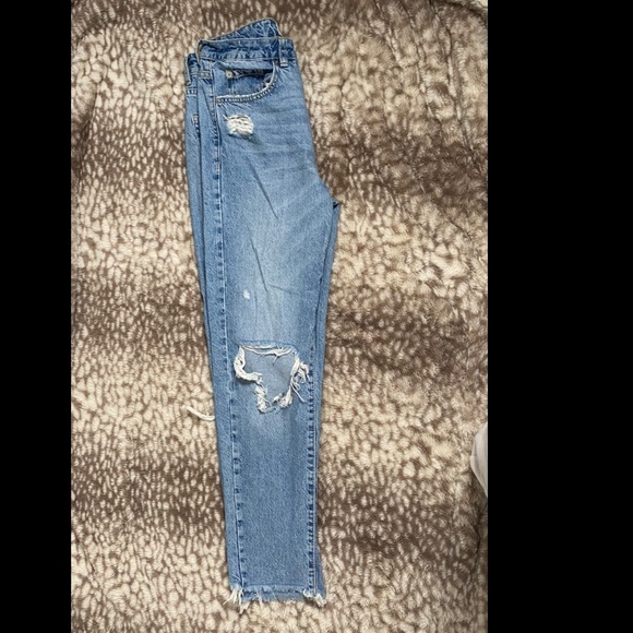 Ripped blue jeans - Picture 2 of 4